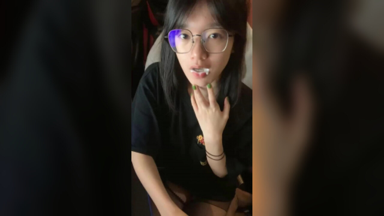极品眼镜妹，反差感拉满，脱光光美乳嫩穴掰开特写，水嫩多汁，和男友啪啪
