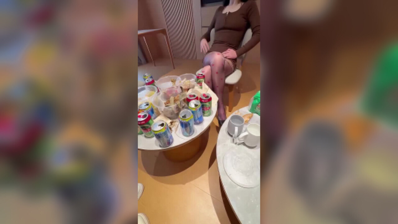离婚的女同事，很久没碰男人了，酒店吃吃喝喝难以自控的欲望彻底爆发