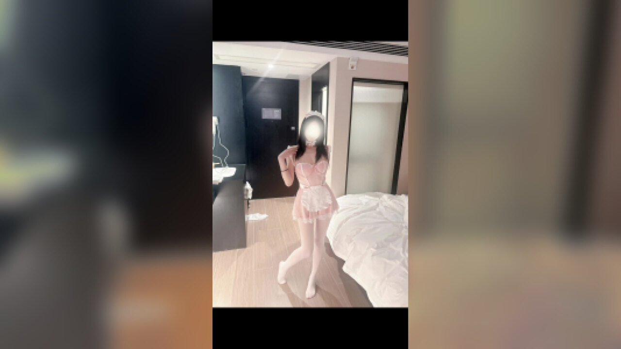 内射白丝吊带母狗