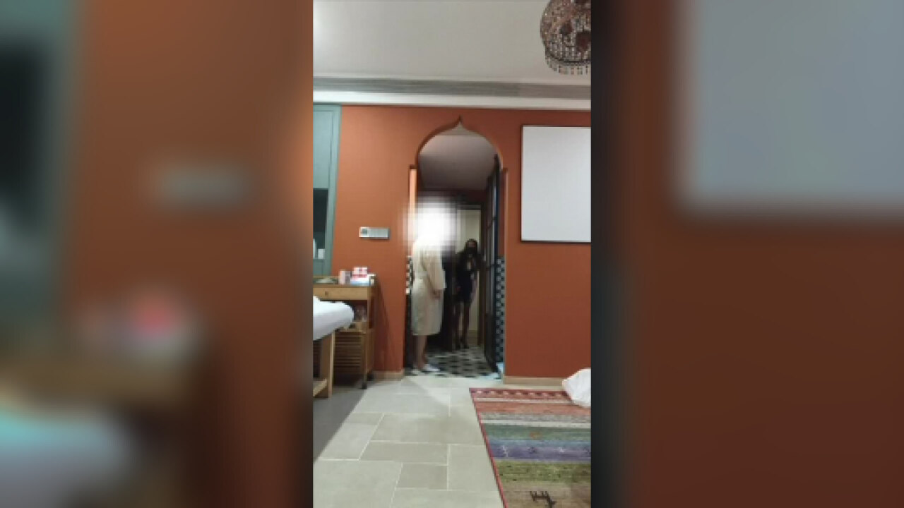按摩技师勾引老板，大鸡巴捅穿老骚逼
