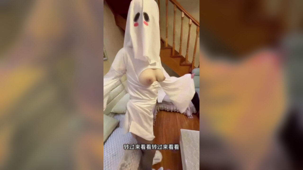 老婆真是太搞笑了！太害羞了，就用浴巾包着头，只露出来逼给单男操