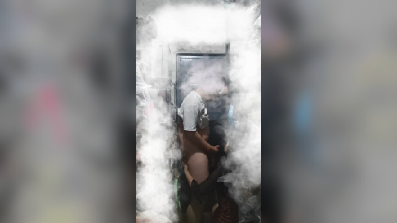 老公看的紧只好去她家地下室，他楼上刷手机我们地下室操逼