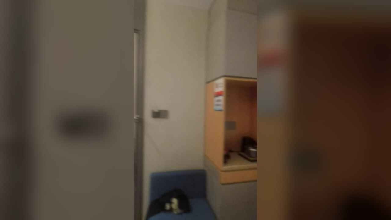 酒店爆操十堰人妻，老公打了无数个电话