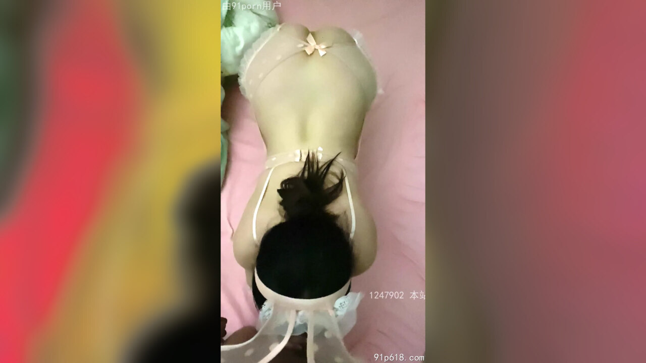 穿上情趣的老婆慢慢吸允，享受着这肉棒里的爱液