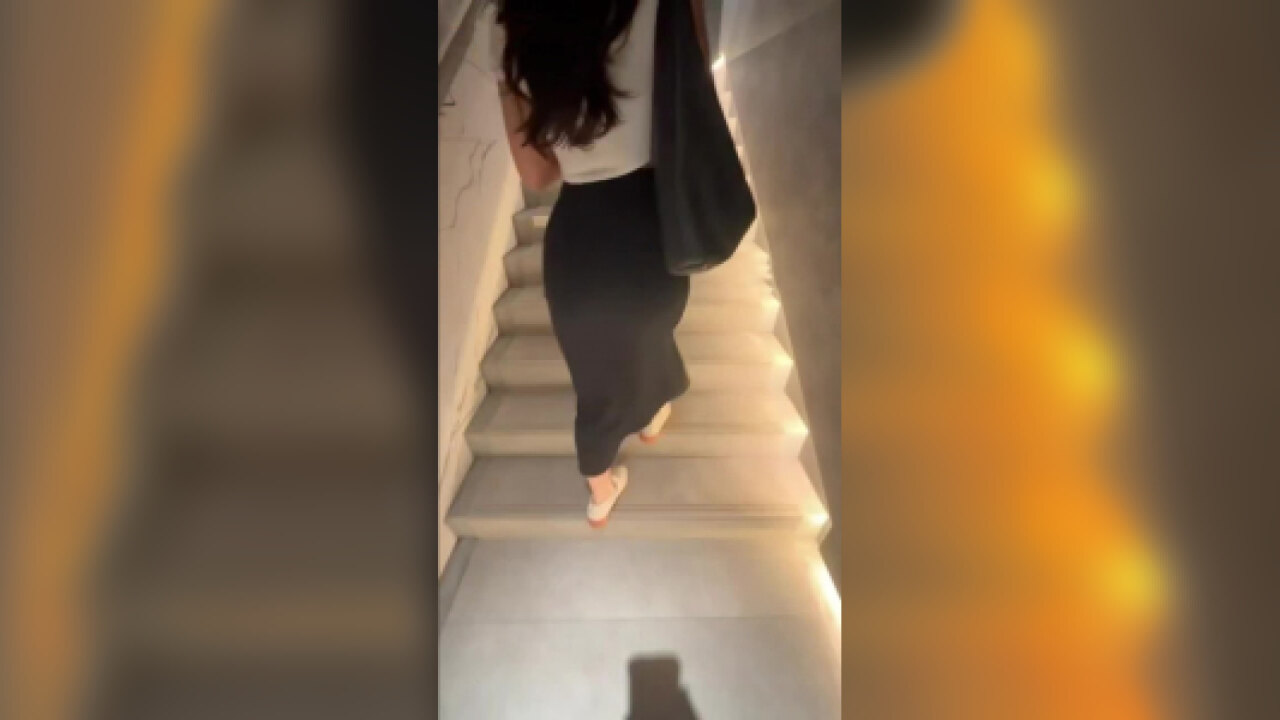 水滴奶少妇，巨乳肥臀，走两步路肥臀一扭一扭十分性感，极品肥臀不知道征