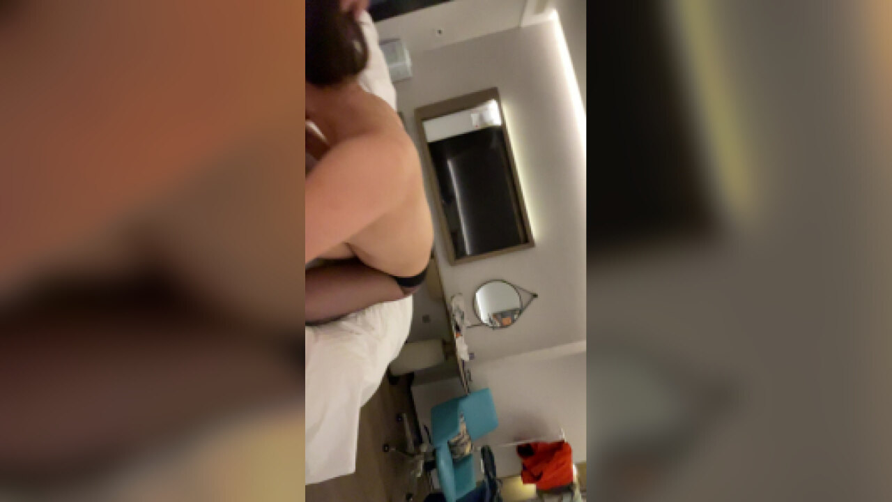 深喉黑丝母狗