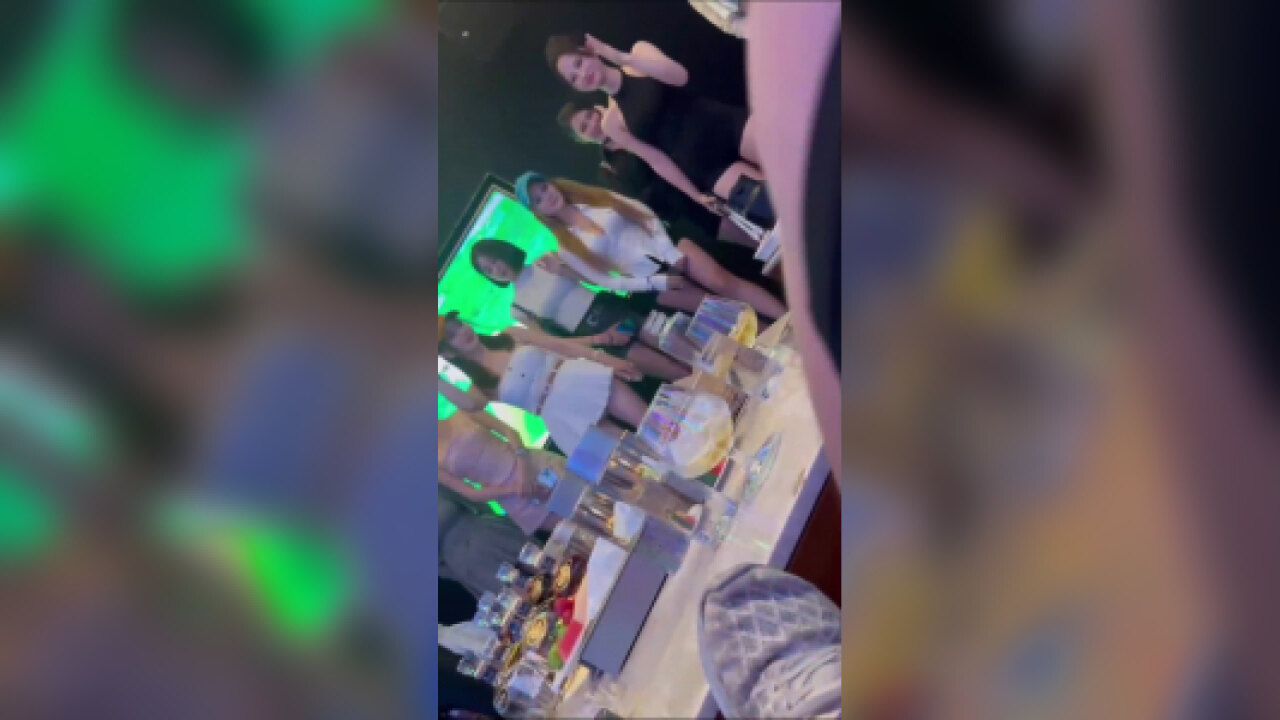 商K别拍照啊！玩归玩闹归闹！大哥你可别拍照商K里醉一醉忧愁烦恼全