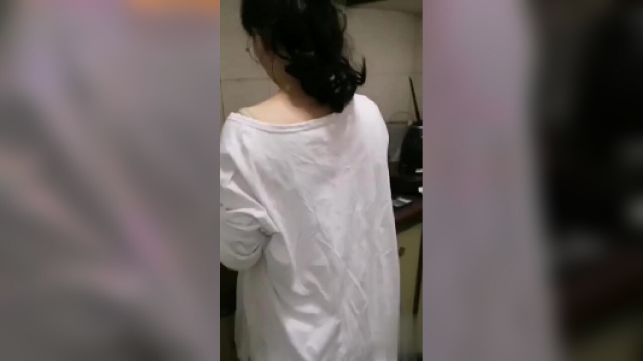 忍不住在厨房操了后妈！麻麻做饭时被狗儿摸奶摸屁股后直接后入肥臀强装镇