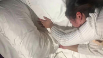 170人妻再次背着老公出来偷情，头向后仰浪叫，被操到眼睛翻白还不肯停